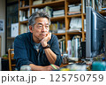 パソコンに向かって考えるミドル男性 125750759