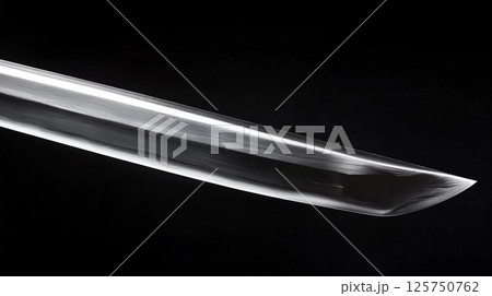 黒背景に日本刀の切っ先。金属の質感、美しい波紋 125750762