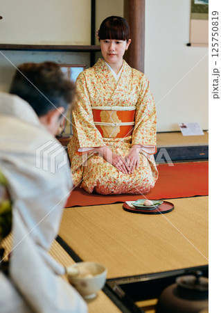 茶道体験をする着物姿の20代女性 125750819