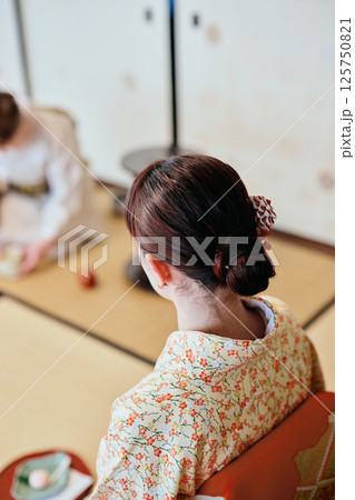 茶道体験をする着物姿の20代女性 125750821