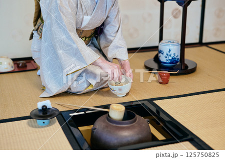 茶道体験でデモンストレーションをする女性 125750825