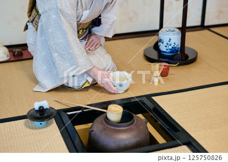 茶道体験でデモンストレーションをする女性 茶道体験でデモンストレーションをする女性 125750826