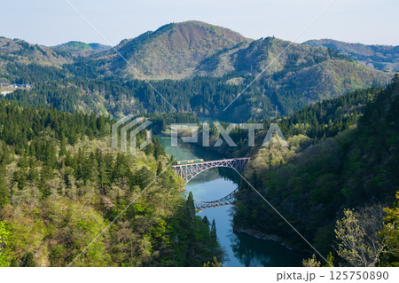 新緑の只見川と只見線 新緑の只見川と只見線 125750890