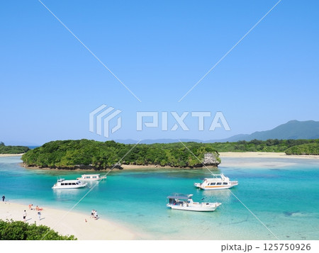 石垣島の名所、川平湾の絶景 石垣島の名所、川平湾の絶景 125750926