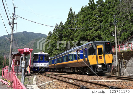 【智頭急行・JR西日本】HOT3500形とキハ187系 特急「スーパーいなば」(智頭線:恋山形駅) 【智頭急行・JR西日本】HOT3500形とキハ187系 特急「スーパーいなば」(智頭線:恋山形駅) 125751170