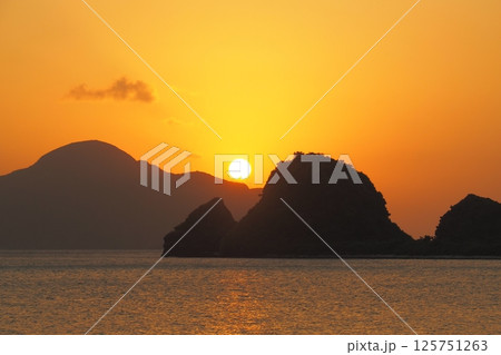 座間味島に沈む夕日　沖縄の夕景 125751263
