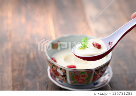 クコの実とミントを飾った杏仁豆腐 125751282