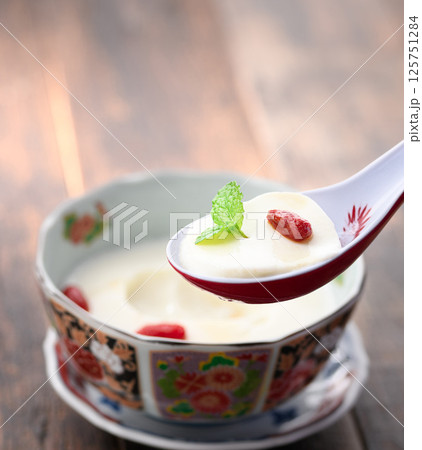 クコの実とミントを飾った杏仁豆腐 125751284