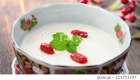 クコの実とミントを飾った杏仁豆腐 125751297