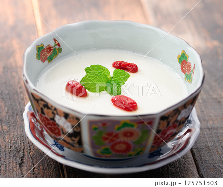 クコの実とミントを飾った杏仁豆腐 125751303