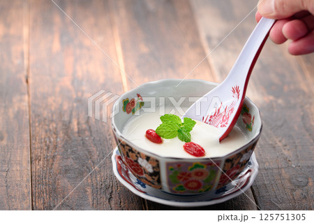 クコの実とミントを飾った杏仁豆腐 125751305
