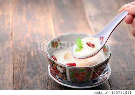 クコの実とミントを飾った杏仁豆腐 クコの実とミントを飾った杏仁豆腐 125751311