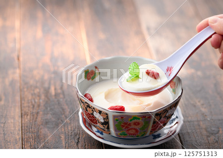 クコの実とミントを飾った杏仁豆腐 125751313