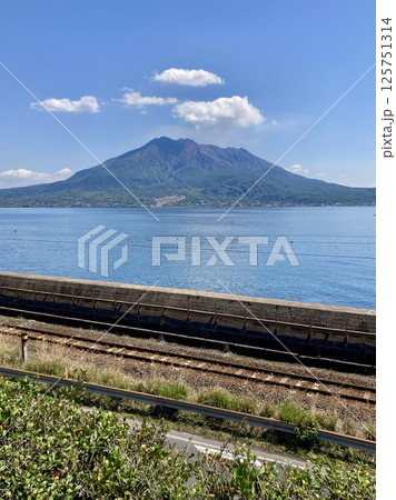 日豊本線と桜島(鹿児島県・鹿児島市) 日豊本線と桜島(鹿児島県・鹿児島市) 125751314