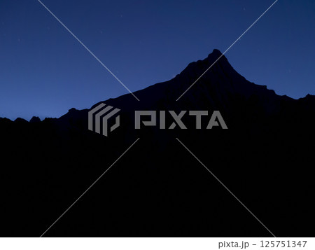 急峻な山のシルエットと宵の空 / Kawa Karpo, Yunnan, China 急峻な山のシルエットと宵の空 / Kawa Karpo, Yunnan, China 125751347