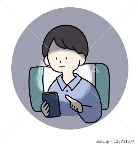 寝る前スマホを触る男性 寝る前スマホを触る男性 125751374