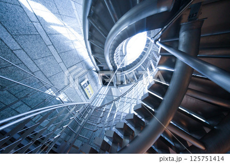 近未来的な螺旋階段 近未来的な螺旋階段 125751414