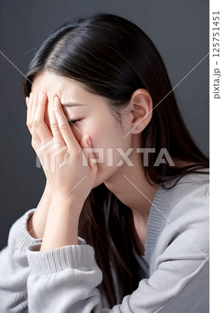 不安な表情の女性 125751451