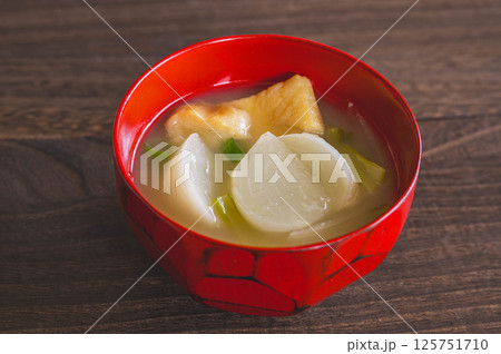 かぶの味噌汁 125751710