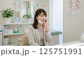 診察室で医師の問診を受ける女性の様子 125751991