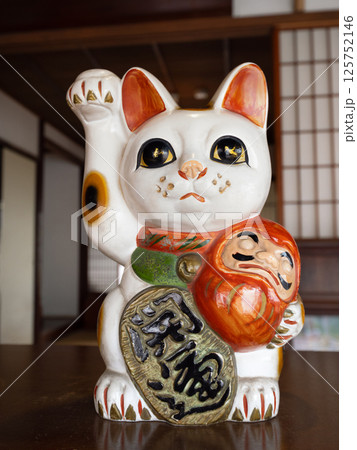 古民家におかれた招き猫 125752146