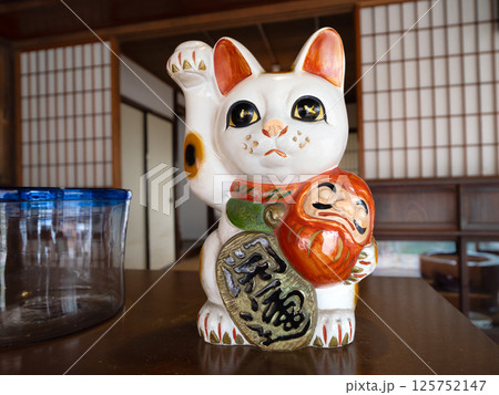 古民家におかれた招き猫 古民家におかれた招き猫 125752147