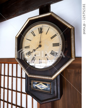 古民家の柱時計 125752181
