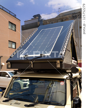 ルーフトップテントを装着した乗用車 ルーフトップテントを装着した乗用車 125752279