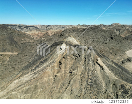 荒涼としたムーンランドスケープの大地の空撮 125752325