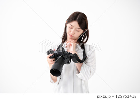 写真を撮る女性 写真を撮る女性 125752418