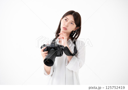 写真を撮る女性 写真を撮る女性 125752419