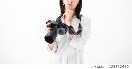 写真を撮る女性 125752420