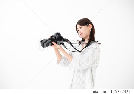 写真を撮る女性 写真を撮る女性 125752421