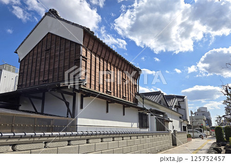 旧日光街道沿いの蔵造りの建物【埼玉県春日部市】 125752457
