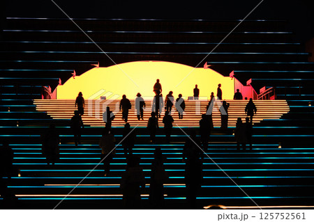 夜のスペイン館と歩く人々のシルエット 夜のスペイン館と歩く人々のシルエット 125752561