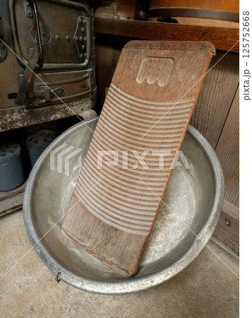 洗濯板と金だらい 125752668