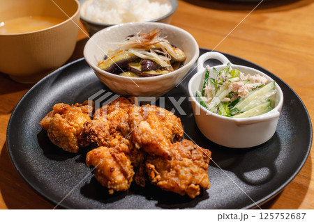 唐揚げと副菜のボリューム定食 唐揚げと副菜のボリューム定食 125752687