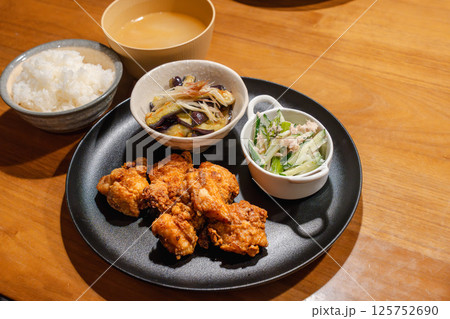 唐揚げと副菜のボリューム定食 125752690