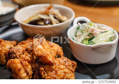 唐揚げと副菜のボリューム定食 唐揚げと副菜のボリューム定食 125752692