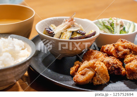 唐揚げと副菜のボリューム定食 125752694