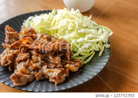 牛肉の甘辛炒めと千切りキャベツ 125752703