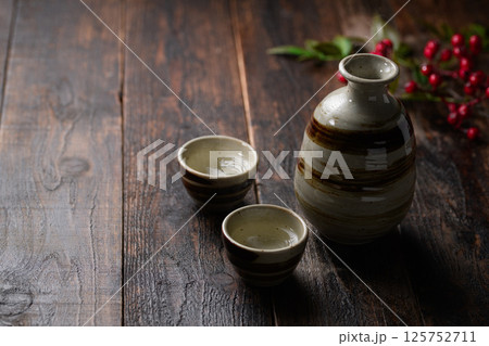 日本酒の熱燗 （ 徳利とお猪口 ） 125752711