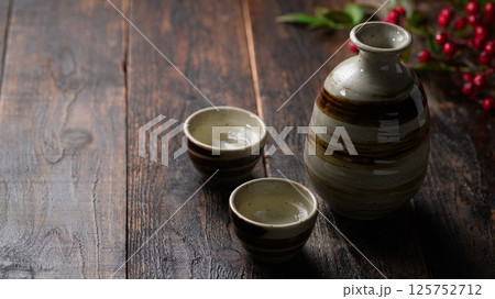 日本酒の熱燗 ( 徳利とお猪口 ) 日本酒の熱燗 ( 徳利とお猪口 ) 125752712