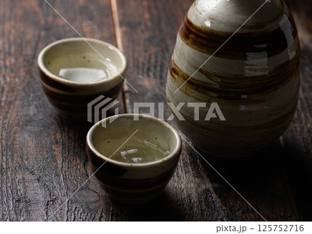日本酒の熱燗 （ 徳利とお猪口 ） 125752716