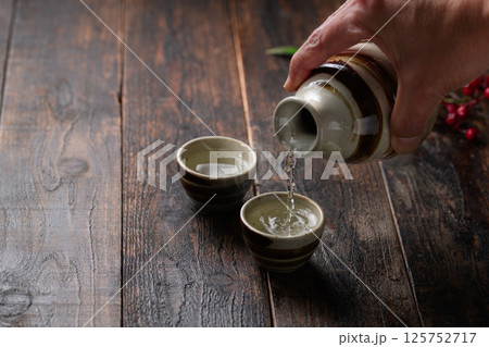 日本酒の熱燗 （ 徳利とお猪口 ） 125752717