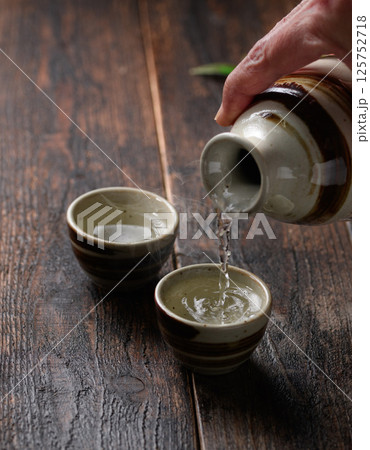 日本酒の熱燗 （ 徳利とお猪口 ） 125752718