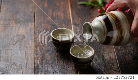 日本酒の熱燗 ( 徳利とお猪口 ) 日本酒の熱燗 ( 徳利とお猪口 ) 125752721