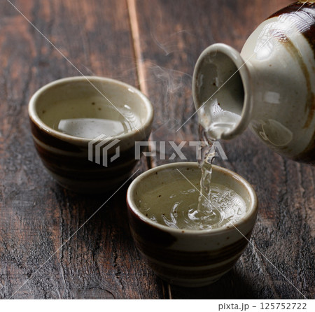 日本酒の熱燗 （ 徳利とお猪口 ） 125752722