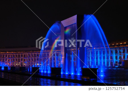 大屋根リングと噴水ショー 125752754