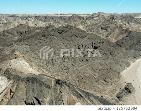 荒涼とした大自然のムーンランドスケープの空撮 125752904